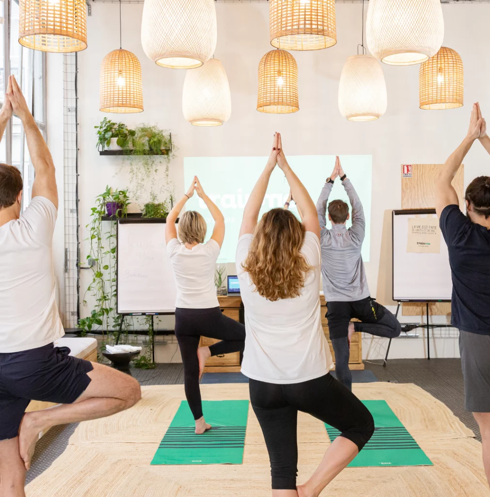 Cours de sport en entreprise - Yoga debout